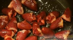 Сердечки куриные тушеные: Разогреть сковороду, добавить масло и обжаривать сердечки около 5 мин.