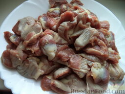 Желудки куриные: Как приготовить куриные желудки в соусе:    Желудки куриные почистить. По желанию можно сполоснуть в слабом растворе марганцовки.