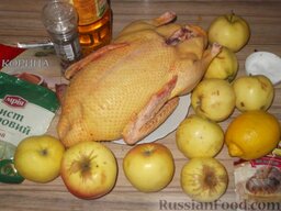 Утка с яблоками: Подготовить продукты для приготовления утки с яблоками.