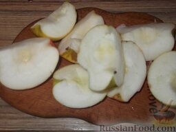 Утка с яблоками: Разрезать 3-4 яблока на четверти. Удалить семена.