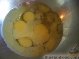 Оладьи дрожжевые: В миску вбить яйца.