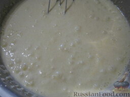 Заварной крем для любого торта: Смешать в кастрюльке яйца с сахаром и мягким маслом. Затем добавить муку и снова перемешать.
