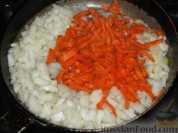 Свекольник домашний: Пока варится картофель приготовить зажарку. Для этого разогреть растительное масло, выложить лук и морковь, обжарить на масле, помешивая, на среднем огне (5-7 минут).