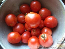 Помидоры квашеные: Как приготовить квашеные помидоры:    Помидоры хорошо промыть, очистить от хвостиков.
