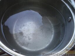 Помидоры квашеные: Сделать рассол для помидоров квашеных. Для этого на 3-литровую банку взять 1,2 л чистой (желательно ключевой, но можно и просто фильтрованной) воды, стопку соли, перемешать.