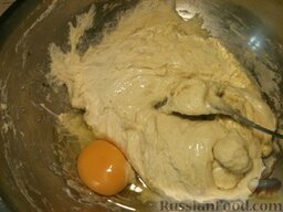 Оладьи на дрожжах: По одному ввести яйца цельные (или взбить белки и добавить отдельно желтки, а отдельно белки во взбитом виде).