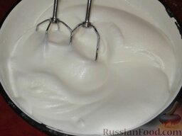 Ревани (сладкий пирог с сиропом, из манной крупы, муки и яиц): Белки взбейте со щепоткой соли до состояния пены.