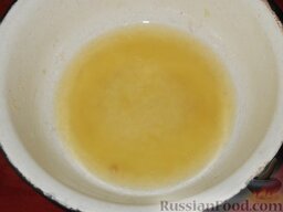 Ревани (сладкий пирог с сиропом, из манной крупы, муки и яиц): Из лимона выдавите сок.