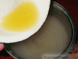 Ревани (сладкий пирог с сиропом, из манной крупы, муки и яиц): Смешайте сахар, воду и лимонный сок.