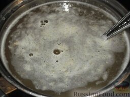 Ревани (сладкий пирог с сиропом, из манной крупы, муки и яиц): Закипятите сироп и оставьте на маленьком огне на 10 минут.