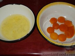 Ревани (сладкий пирог с сиропом, из манной крупы, муки и яиц): Разбив яйца, отделите белки от желтков.