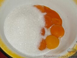 Ревани (сладкий пирог с сиропом, из манной крупы, муки и яиц): В отдельной миске взбейте желтки с сахаром.