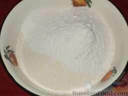 Ревани (сладкий пирог с сиропом, из манной крупы, муки и яиц): Манную крупу смешайте с мукой.