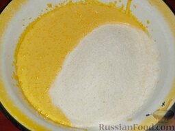 Ревани (сладкий пирог с сиропом, из манной крупы, муки и яиц): Положите во взбитые желтки, хорошо перемешайте.