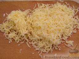 Салат «праздничный»: Сыр натереть на мелкой терке.