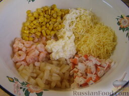 Салат «праздничный»: В миске смешать креветки, кальмаров, кукурузу, яйцо. Добавить натертый на мелкой терке сыр и кукурузу. Заправить салат майонезом.
