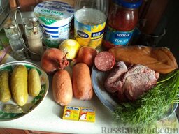 Солянка мясная сборная: Продукты для сборной солянки с колбасой, сосисками и мясом перед вами.