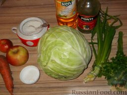 Салат из капусты с морковью и яблоками: Подготовьте продукты для салата из капусты, моркови и яблок.