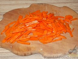 Салат из капусты с морковью и яблоками: Морковь очистите, вымойте и нарежьте соломкой.
