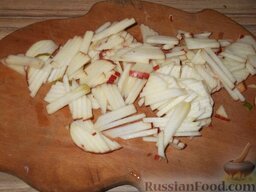 Салат из капусты с морковью и яблоками: Яблоки почистите и нарежьте тонкой соломкой.