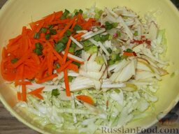 Салат из капусты с морковью и яблоками: После этого смешайте капусту с яблоком, морковью и зеленым луком. Тщательно перемешайте. Салат из капусты и морковки с яблоками готов.