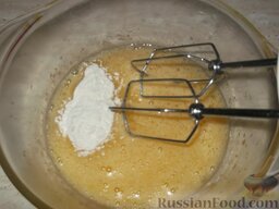 Крем для печенья: Яйца взбить с сахаром, добавить муку, перемешать.
