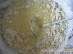 Вишневый пирог: Муку просеять.   Добавить в миску муку, а затем пену из яичных белков небольшими порциями.