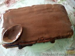 Торт из печенья: Поверхность торта намажьте кремом.