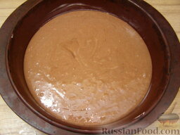 Шоколадный торт (на кефире): Тесто вылить в смазанную маслом или маргарином форму.