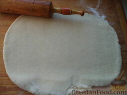 Блинчики по-китайски: Подготовленное тесто раскатывать на слегка посыпанном мукой столе в течение 5-8 минут (раскатывать тесто в пласт, затем собирать в шар и опять раскатывать) .