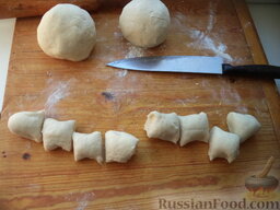 Блинчики по-китайски: Каждый кусок теста раскатать в длинную колбаску, разрезать ее на 8-10 кусочков и скатать каждый из них в шарик.