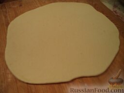 Пончики «Кольцо»: Вымешенное тесто, подсыпая муку, раскатать в пласт толщиной 0,5 см.