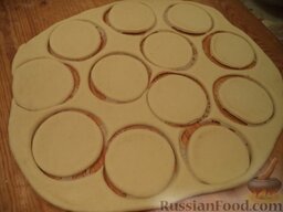 Пончики «Кольцо»: Стаканом или специальной выемкой вырезать из него кружки.