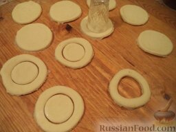 Пончики «Кольцо»: Выемкой или рюмкой меньшего диаметра из каждого кружка вынуть середину. Остатки теста собрать, вымесить в колобок, раскатать и опять сформировать коолечки.