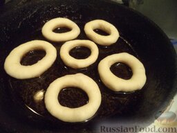 Пончики «Кольцо»: Разогреть сковороду, налить растительное масло (или жир). В горячее масло (жир) выложить подготовленные колечки.  Жарить пончики в масле (жиру) до румяности на среднем огне (около 1-2 минут) вначале с одной стороны.