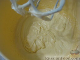 Крем сливочный со сгущенкой: Сливочное масло и сгущенное молоко хорошо растереть.