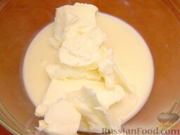 Крем сметаный со сгущенкой: Сгущенное молоко (обычное или, по желанию, вареное до светло-коричневого цвета) взбить с размягченным маслом.