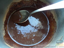 Булочка с маком (рулет): Для помады сахар перемешать с какао-порошком, помешивая понемногу добавить воды, поставить на средний огонь и варить при непрерывном помешивании до загустения (2-3 минуты). Охладить до 70-80 градусов. Теперь можно смазать изделия.