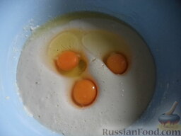 Булочка с маком (рулет): В опару добавить оставшуюся часть молока (теплого), растворенную в небольшом количестве воды соль и яйца.