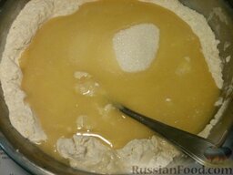 Калач сдобный: Влить в тесто маргарин.