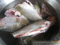 Уха из карася: Для приготовления ухи из карасей рыбу очистите, выпотрошите, удалите жабры и хорошо промойте.