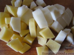 Уха из карася: Пока уха с карасем варится, подготовьте остальные продукты. Очистите и вымойте картошку, нарежьте кубиками.