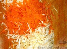 Уха из карася: Очистите и вымойте морковь и корень петрушки ( или сельдерея), натрите на терке.