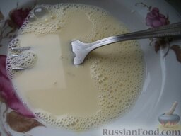 Суп-пюре из курицы: Сырой желток растереть с молоком.