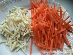Суп-пюре из курицы: Морковку и корень петрушки почистить, вымыть, нарезать соломкой.