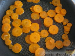 Соте из овощей: При необходимости долить на сковороду растительное масло (0,5 ст. ложки). Морковь обжарить, помешивая, на среднем огне 1-2 минуты.