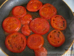 Соте из овощей: Если нужно, долить на сковороду 0,5 ст. ложки масла. Помидоры также обжарить с обеих сторон (по 1 минуте с каждой).