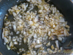 Соте из овощей: Если нужно, снова долить на сковороду 1 ст. ложку масла. Лук слегка обжарить, помешивая (1-2 минуты).