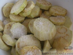 Соте из овощей: Баклажаны посолить (2 ч. ложки соли) и оставить на 10-15 минут для удаления горечи.