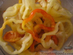 Соте из овощей: Перец вымыть, удалить семенную часть, нарезать кружочками.